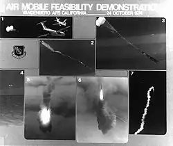 Plusieurs images noir et blanc. Un missile, freiné par deux parachutes, sort de la rampe arrière du C-5 puis est mis à feu.