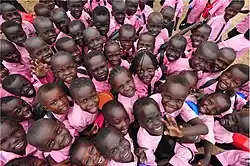 photo en plongée d'un groupe d'enfants d'âge primaire tous vêtus d'un haut rose