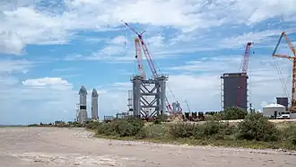 Vue du site de production et les deux Starships.