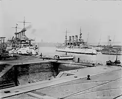 Photo de deux navires à quai dans une rade.