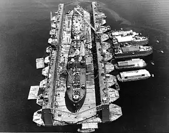 Dock flottant USS&nbsp;Artisan&nbsp;(ABSD-1) de la marine des États-Unis durant la guerre du Pacifique.