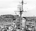 Antennes des radars SG (tout en haut du mat et SK (en dessous et à gauche) sur un croiseur.