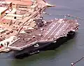 L'USS&nbsp;Carl Vinson à quai à San Diego.