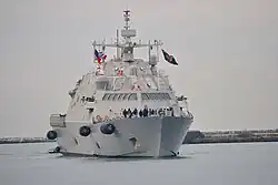 L’USS Little Rock entre dans l’arrière-port de Buffalo.