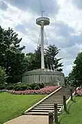 Le mémorial dans le cimetière d'Arlington avec le mat de l'USS Maine.