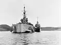 L'USS McDougal accosté au HMS Prince of Wales, pour transborder le Président Franklin D. Roosevelt sur le cuirassé.