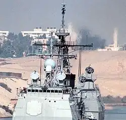 La passerelle et les radars de l'USS Normandy en transit dans le canal de Suez durant l'opération Southern Watch (16 novembre 1997)