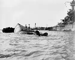 Le cuirassé Oklahoma retourné après son torpillage. C’est l’un des trois navires sur les dix-neuf touchés qui ne sera pas réparé.