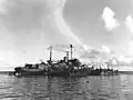 Le USS&nbsp;Oyster Bay s'occupant des PT boats dans le port de Seeadler le 25 mars 1944.