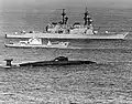 Sous-marin de Classe Victor, un navire de Classe Moma et le destroyer USS Peterson (DD-969)