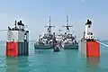 L'USS Pioneer et l'USS Warrior en cours de chargement sur le Super Servant 3