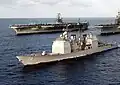 L'USS Port Royal escortant en mer du Japon les porte-avions USS&nbsp;Nimitz et USS&nbsp;Independence (25 septembre 1997)