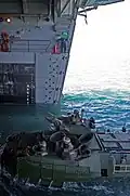 Un véhicule amphibie AAV enradie l'USS San Antonio dans l'Atlantique (9 mars 2008).