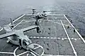 Un CH-46 Sea Knight et un MV-22 Osprey sur le pont d'envol de l'USS San Antonio dans l'Atlantique (5 juin 2006).