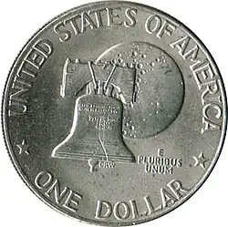 Gravure d'une pièce représentant la Liberty Bell surimposée à la Lune