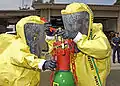Exercice de simulation d'une fuite sur une bouteille de chlore, à San Diego (Californie), en combinaison de niveau A.