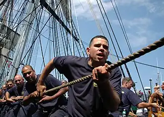 Marins hissant le hunier de misaine.
