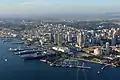 L'USS Midway qui abrite le musée de l'USS Midway, à quai, près du Downtown San Diego.