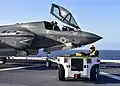 Tracteur de pont d'envol modèle P-25, tirant un F-35 B Lightning II du VMFA-211 des Marines