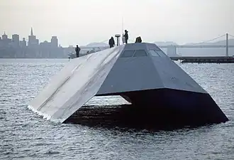• Le Sea Shadow, navire SWATH furtif de l'US Navy.