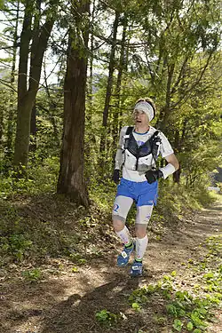  Coureur sur un sentier de forêt.