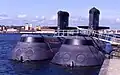 Les HMS&nbsp;Neptun et HMS Najad à Karlskrona, Suède, en 2003.