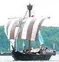 Une réplique de la cogue de Brême : notez le pont arrière, enfermant partiellement la cale, et le nid de pie.