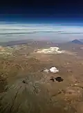 Photo aérienne du volcan Ubinas et du Misti (au fond).