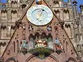 Horloge sur le portail principal
