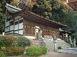 Le sanctuaire principal, honden : trois édifices, époque de Heian, XIIe&nbsp;siècle, sous un toit commun, Kamakura.