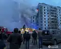 Habitants découvrant le bâtiment en flamme