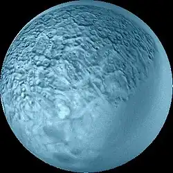 Un corps sphérique bleuâtre, avec la surface criblée de cratères et de polygones. La partie en bas à droite paraît lisse.