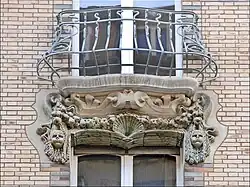 Alexandre Bigot, Linteau du 3 square Rapp, 1898-1900, Paris, 3 square Rapp.
