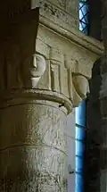 Un chapiteau.