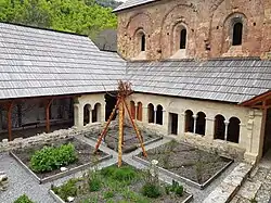 "Un monde à l'envers" Sculpture réalisée dans le cloître de l'Abbaye Notre-Dame de Boscodon (Hautes Alpes)