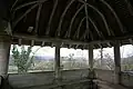 Église, le porche avec ses bancs.