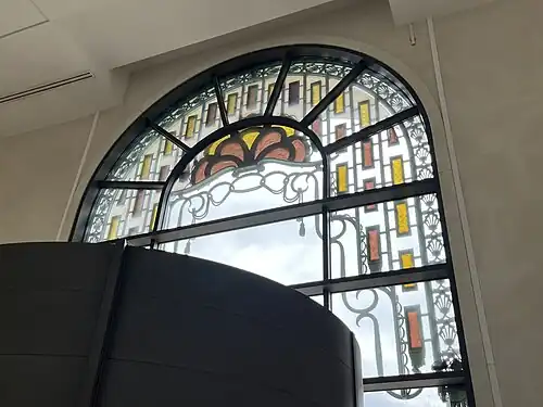 Vitrail au-dessus de l'entrée.