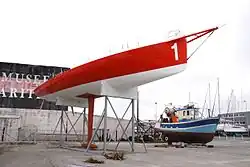 Un voilier de course sur ber à La Rochelle
