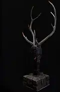 Un zhenmushou, protecteur des tombes. Andouiller (cornes de cerf), bois peint et laqué, H : 126&nbsp;cm. Ve - IIIe&nbsp;siècle&nbsp;av. J.-C. Ancien royaume de Chu (Xe&nbsp;siècle&nbsp;av. J.-C. - 223 av. J.-C.) Zhou orientaux, époque des Royaumes Combattants. Musée Cernuschi