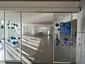 Une des entrées du hall central