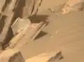Un débris de la couverture thermique du vaisseau Perseverance de la NASA tombé sur un rocher sur Mars.