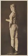 Idem, dos. Korè 685. Marbre de Paros, H. 1,25&nbsp;m. Atelier attique, v. 500-490.
