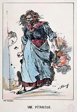 Vielle femme en haillons et pieds nus portant une bouteille enflammée.