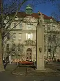 Denkmal für Carl Auer von Welsbach bei Nr.&nbsp;38