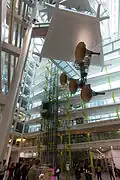 Intérieur de la maison Unilever. La sculpture est "The Space Trumpet" de Conrad Shawcross