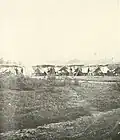 Les troupes de l'Union de la 2nd brigade sous le commandement du général Thomas Williams ont mis le camp aux limites de la ville de Baton Rouge. Cette photo a été prise peu avant le 5 août 1862. Ce matin là, les deux divisions du général confédéré John C. Breckinridge utilisent le brouillard dense et font une attaque surprise. Initialement, ils progressent en prenant une grande partie du camp mais sont finalement repoussés. Le général Williams, toutefois, gît mort. Photo 1 sur 2