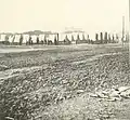 ULes troupes de l'Union de la 2nd brigade sous le commandement du général Thomas Williams ont mis le camp aux limites de la ville de Baton Rouge. Cette photo a été prise peu avant le 5 août 1862. Ce matin là, les deux divisions du général confédéré John C. Breckinridge utilisent le brouillard dense et font une attaque surprise. Initialement, ils progressent en prenant une grande partie du camp mais sont finalement repoussés. Le général Williams, toutefois, gît mort. Photo 2 sur 2