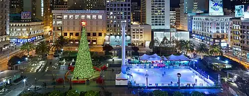 Les palmiers portent des décorations de Noël en 2016. Vue de la terrasse de Macy's Union Square&nbsp;(en)