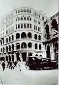 L'Union Building vu depuis Pedder Street&nbsp;(en) vers 1926. Un coin du Hongkong Hotel incendié est visible sur la droite.