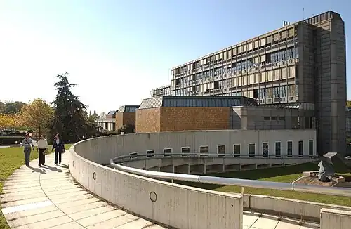 L'Internef, bâtiment principal de la faculté des hautes études commerciales (HEC Lausanne) et de la faculté de droit et des sciences criminelles, abrite notamment la bibliothèque de droit et sciences économiques (BDSE), un des trois sites de la bibliothèque cantonale et universitaire de Lausanne.